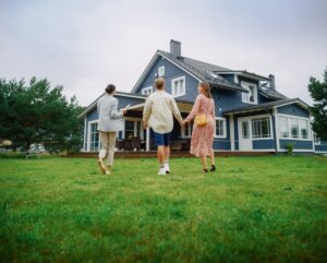 Real,Estate,Agent,Showing,A,Beautiful,Big,House,To,A